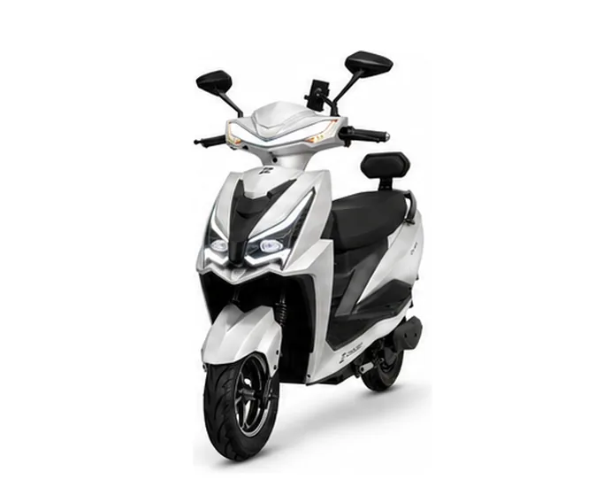 Moto elétrica branca vista 3/4 frontal esquerdo